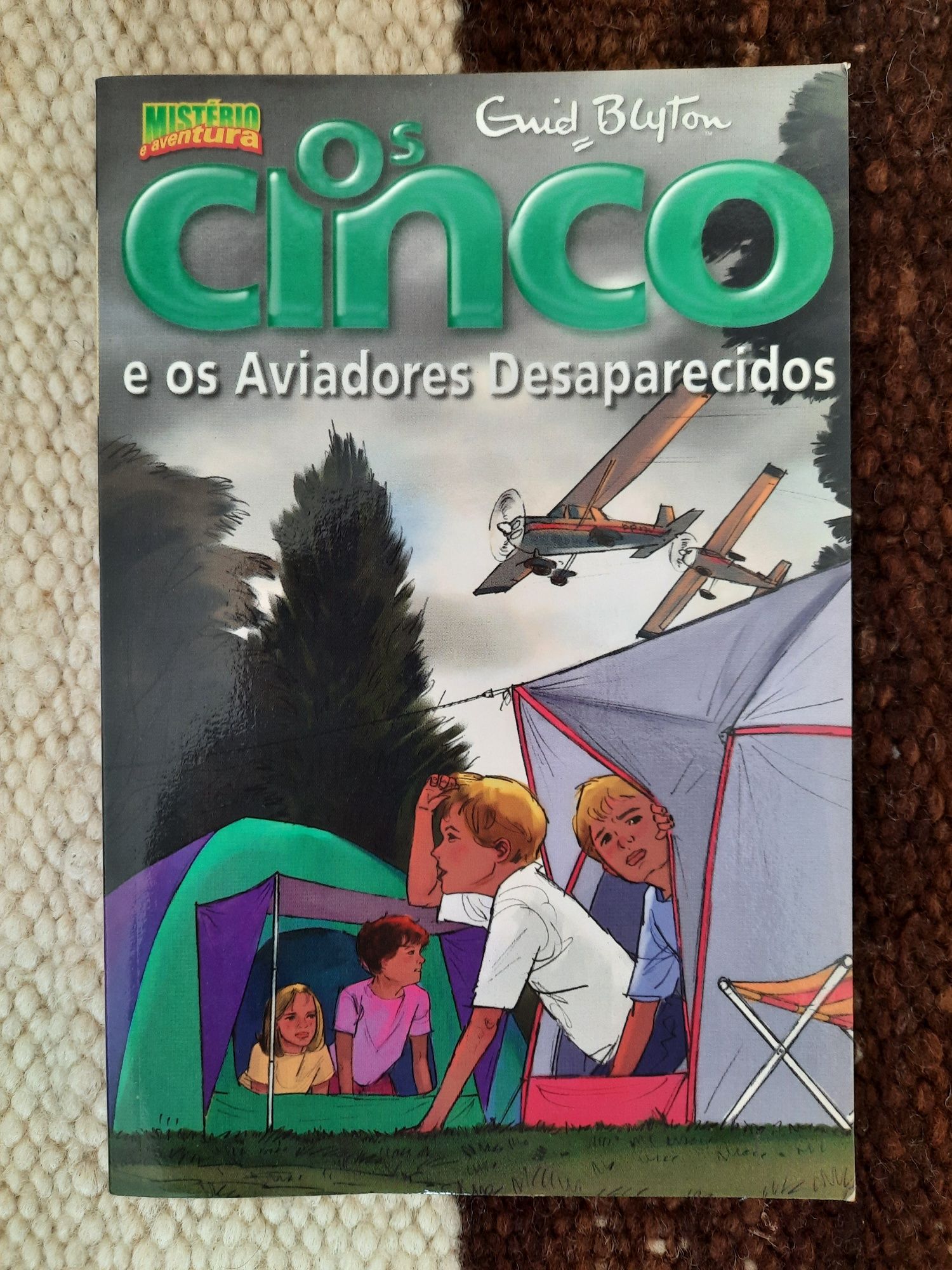 Livro da série "Os Cinco", de Enid Blyton