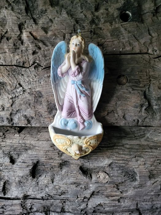 Biskwit Anioł z porcelany kropielnica
