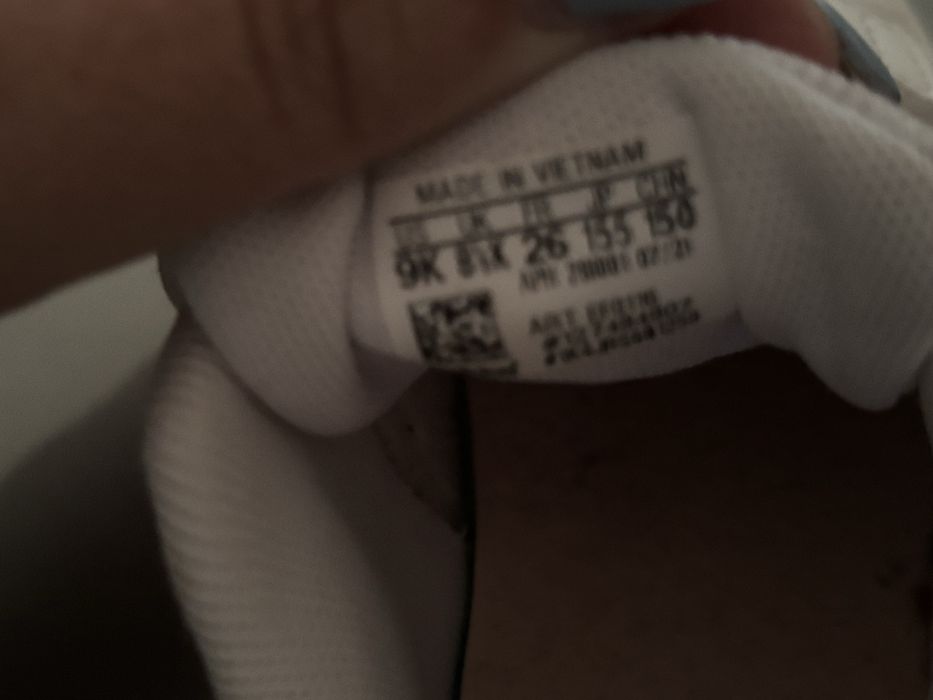 Ténis Adidas, tam. 26. Portes grátis!