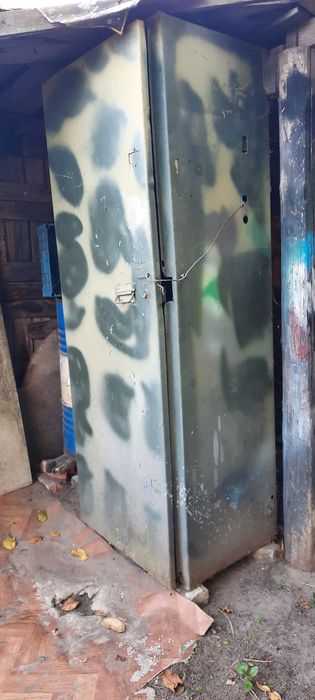 Шкаф металевий для дачі