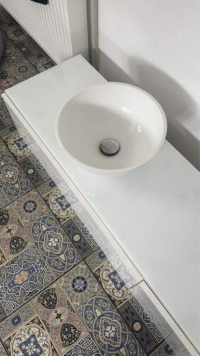 Тумбочка підвісна з чашою