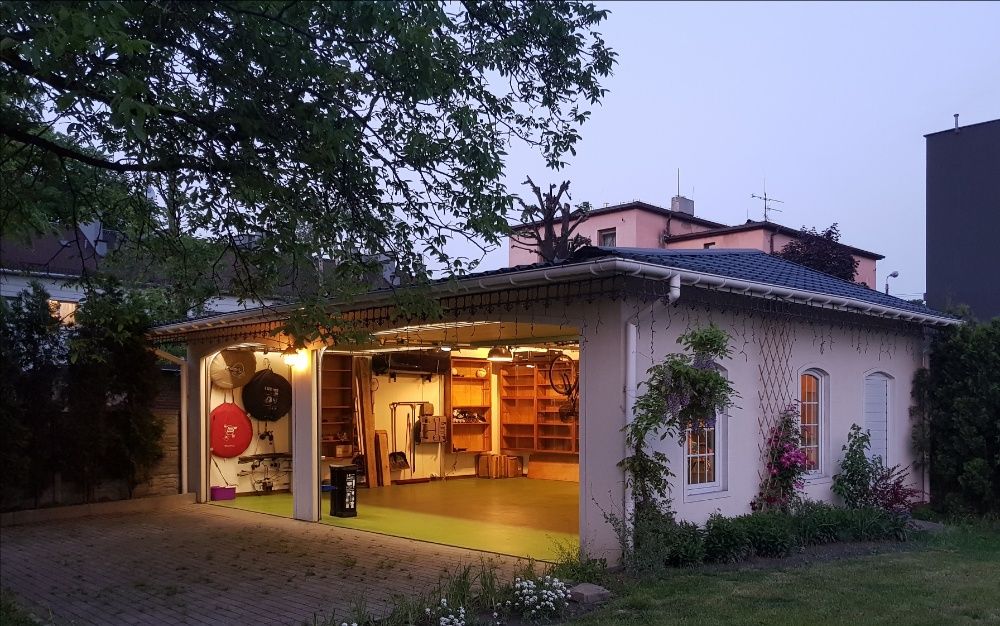 Garaż ocieplany Duo-Antica tynkowany z płyt warstwowych PIOTR