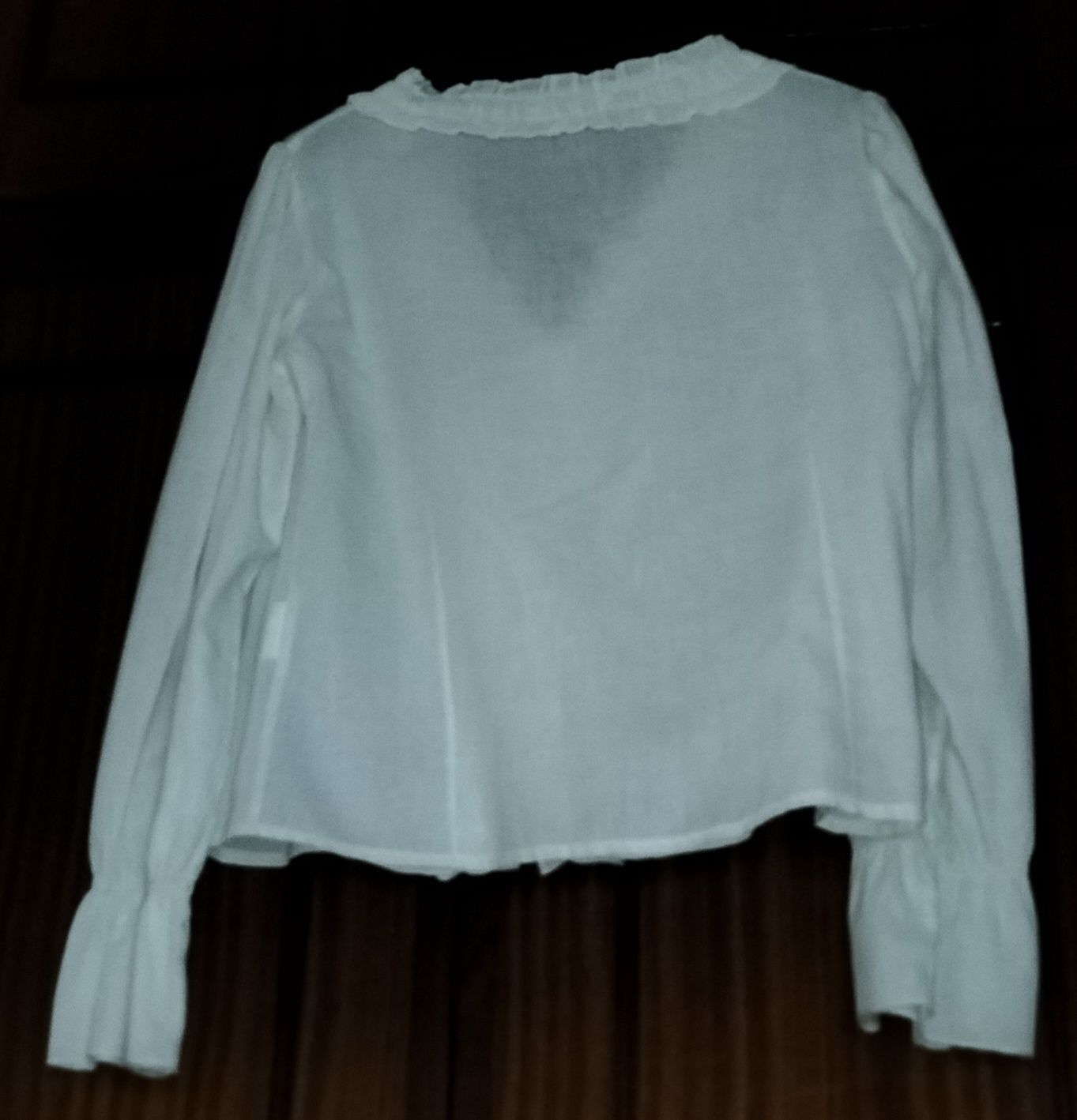 Blusa branca com folhos