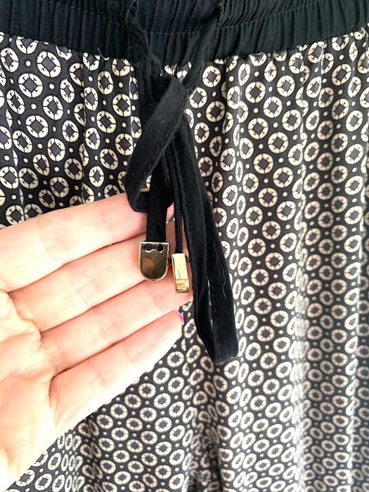 Calças fluídas, com bolsos, tons de preto e branco, tamanho único