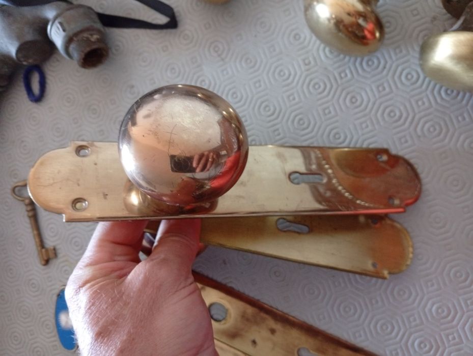 Puxadores e espelhos em latão