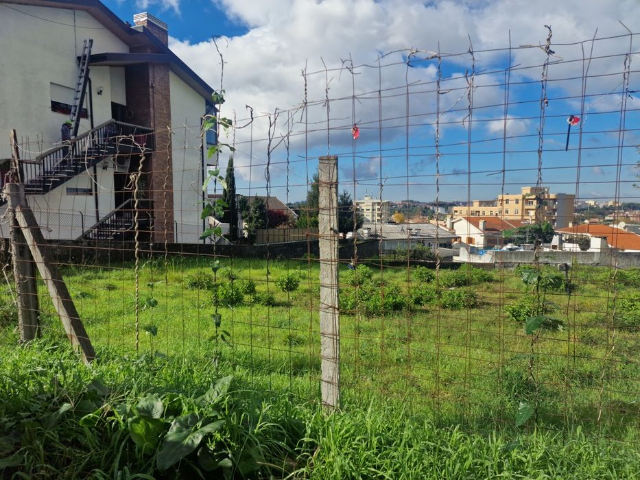 Vende-se terreno com 2 lotes na zona de Fânzeres com 925 m2 no total