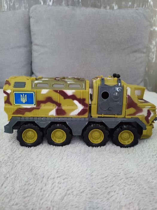 Військова машинка (з рухливими деталями)