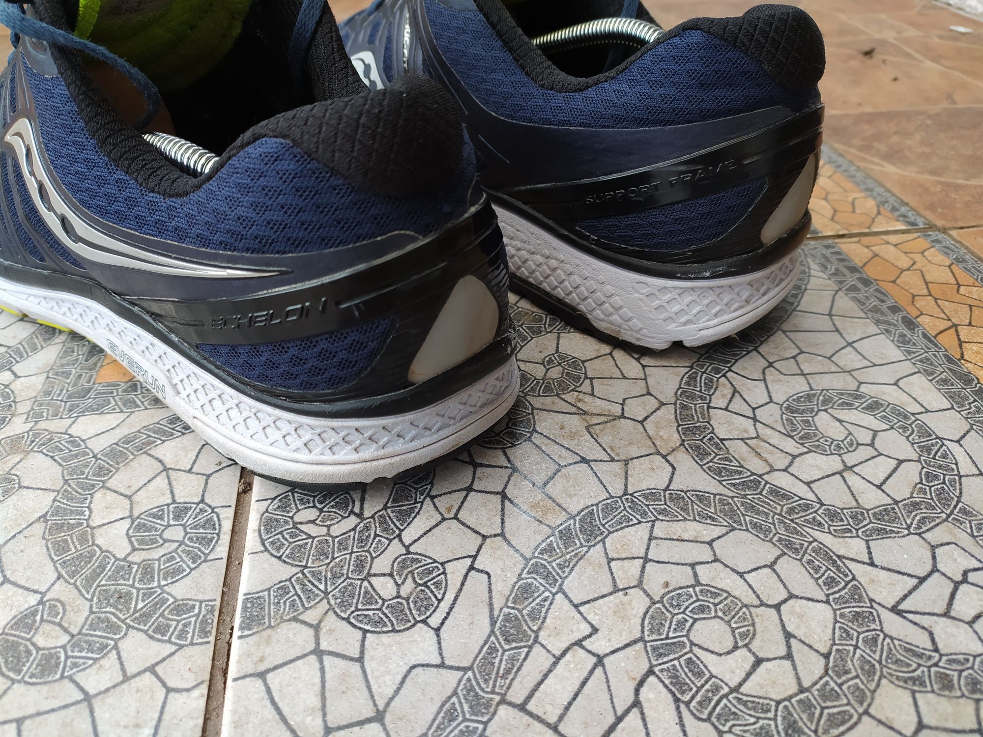 Saucony чоловічі кросівки.