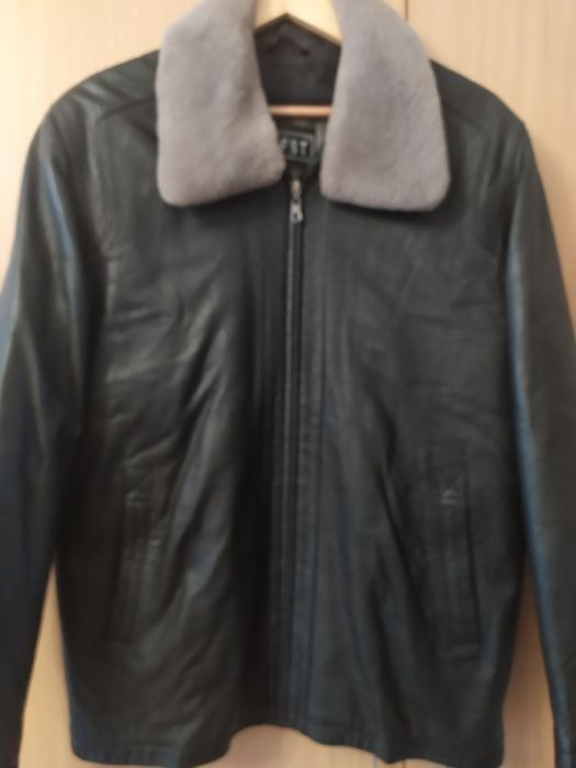 Шкіряна куртка зі зйомним коміром,на хутрі.