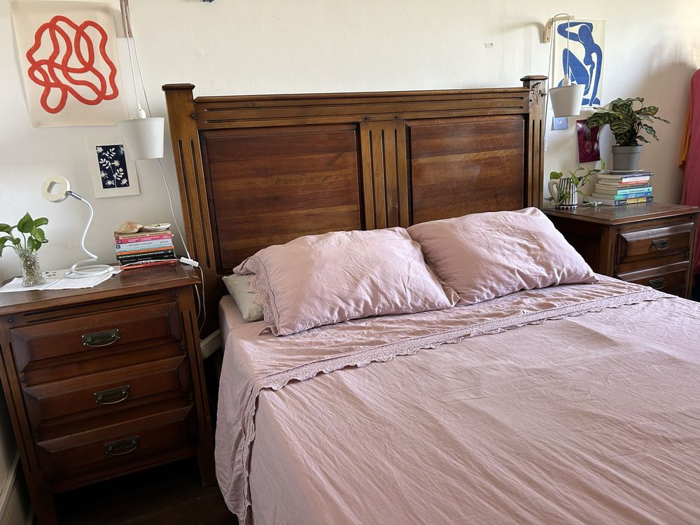 Cama de Casal + Mesa de Cabeceira em Madeira Maciça