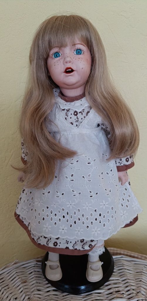 Фарфоровая куколка Glorex