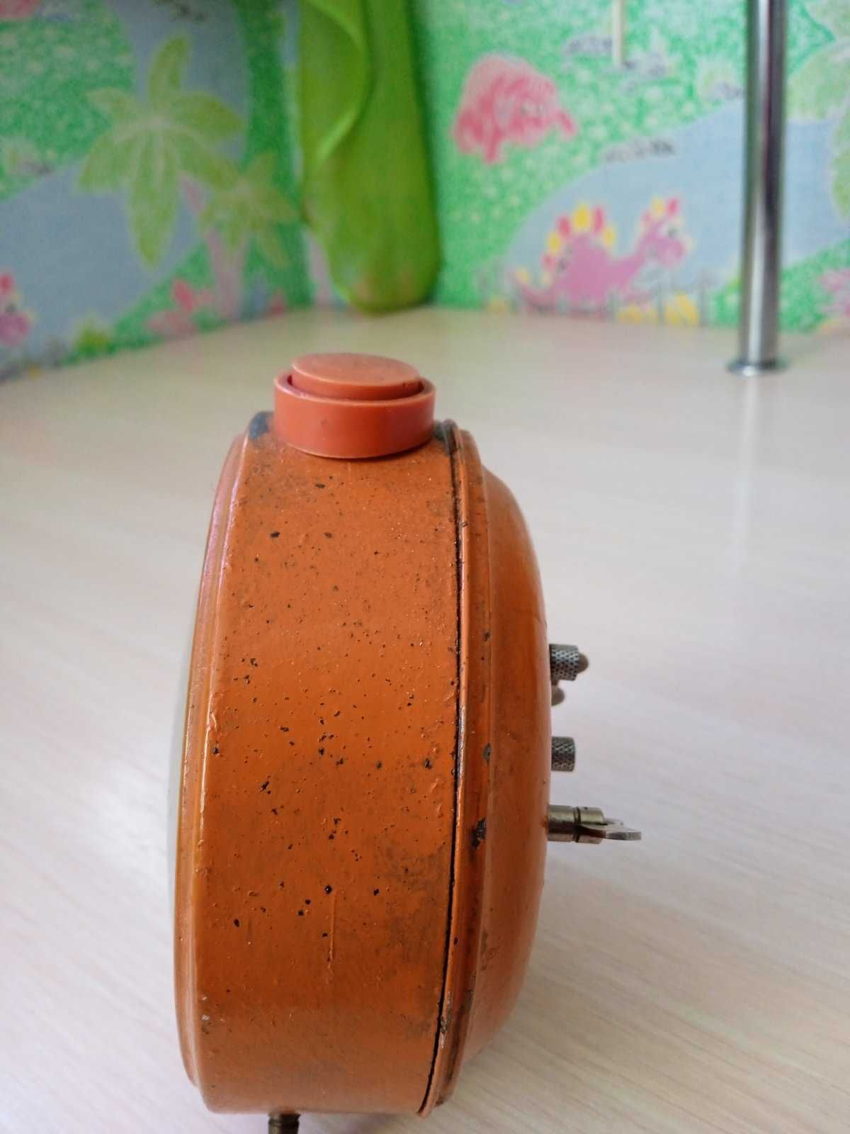 Часы-будильник механические Янтарь ,оранживые.Винтаж  1957 год