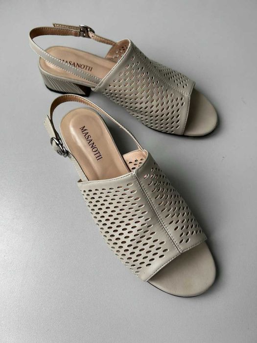 Босоніжки зі шкіри кольору тауп