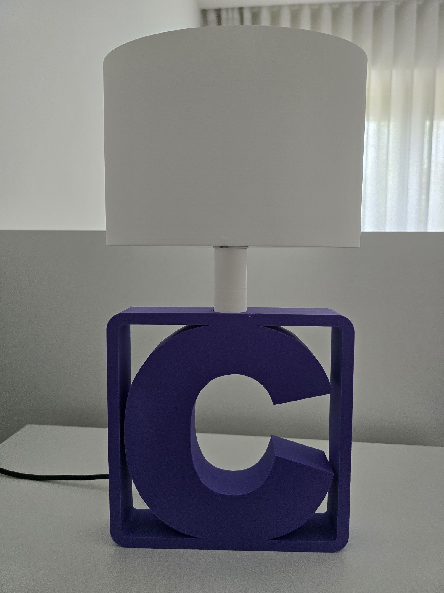 Candeeiro de mesa com inicial