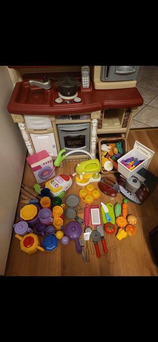 Kuchnia dziecięca STEP2 z akcesoriami widocznymi na zdjęciach.