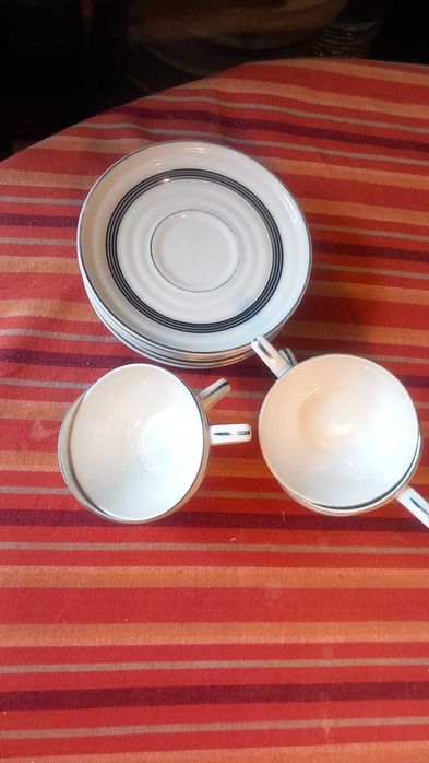 Serviço de café Vista alegre branco e prateado