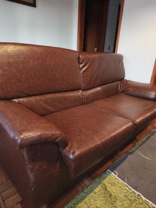 Sofá em Pele Castanho — Bom Estado — 50€