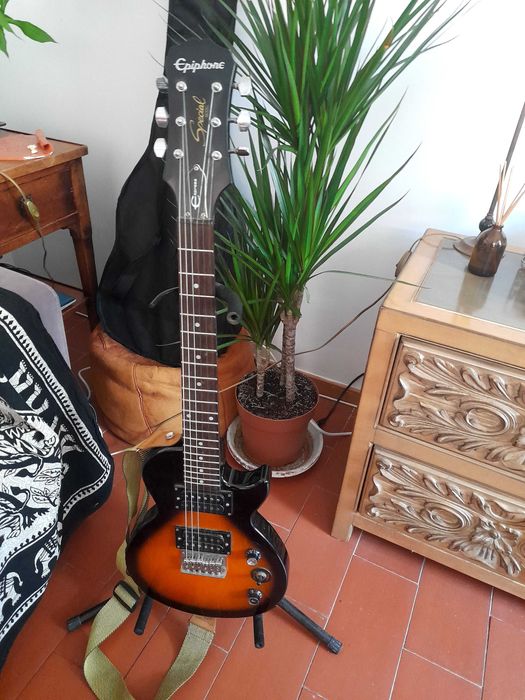 Vendo guitarra eléctrica quase nova!/÷/