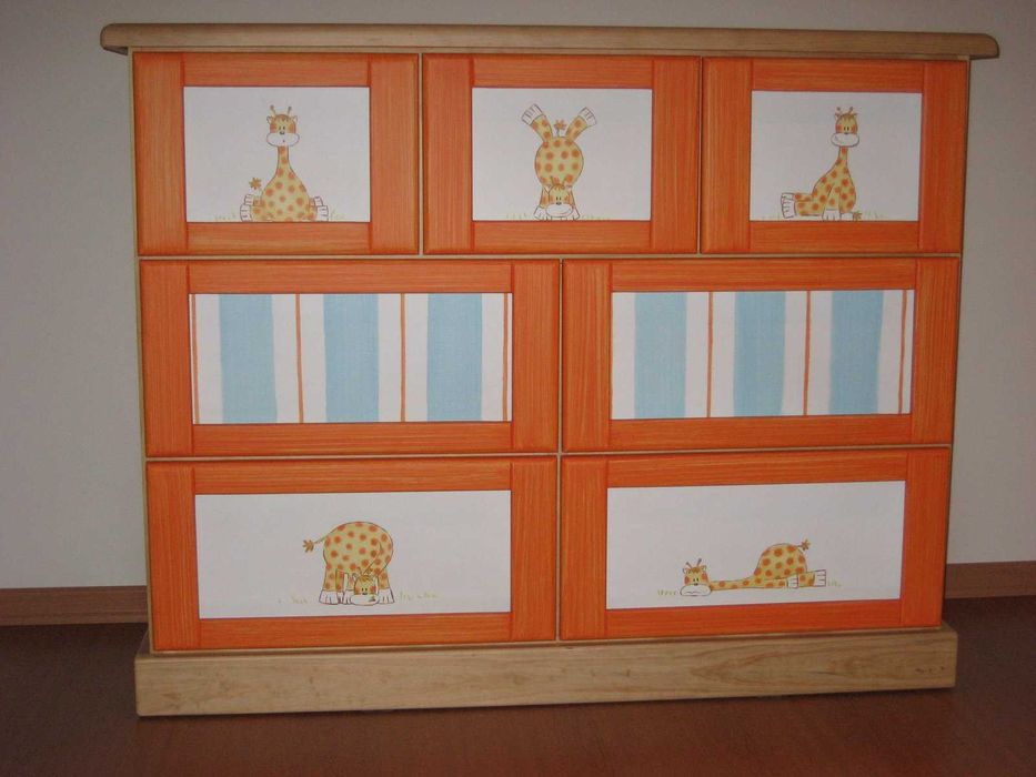 Quarto bebé com berço e cómoda