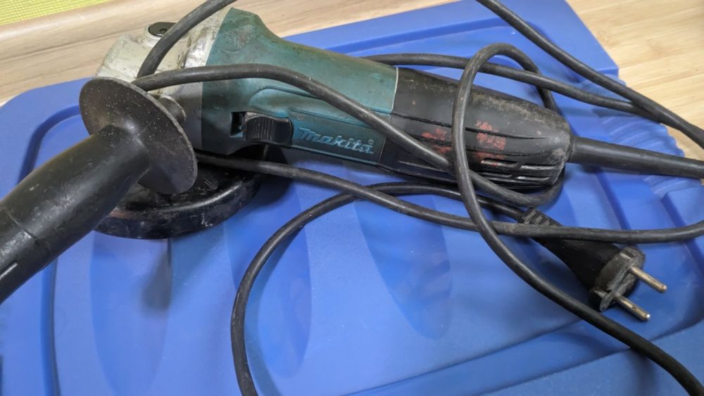 Болгарка Makita original GA5030 у робочому стані