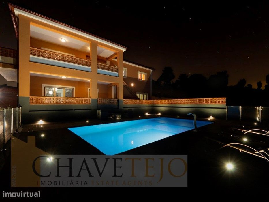 Moradia com acabamentos de luxo, mobilada e com piscina, para venda...