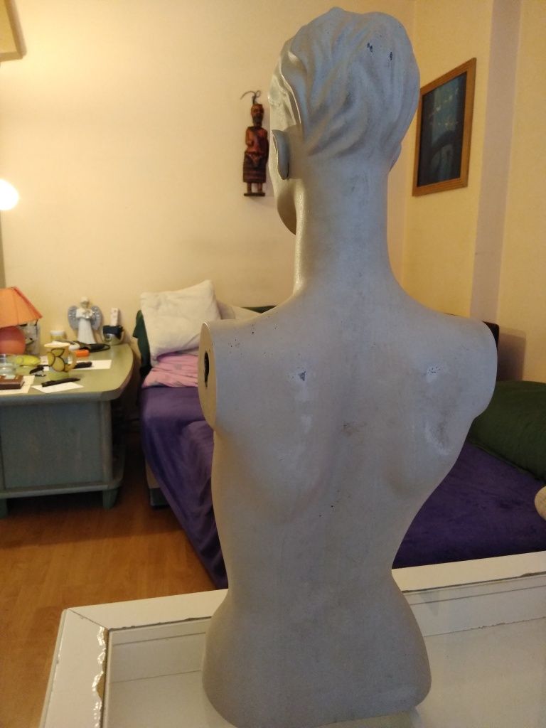 Manekin z głową na ubrania