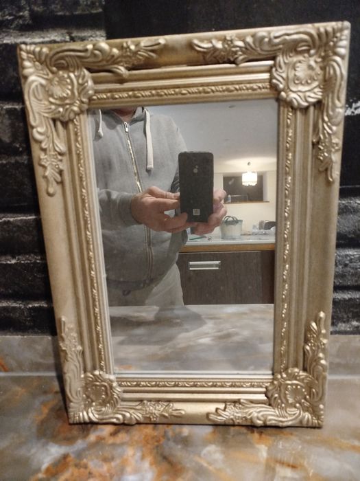 Sprzedam lustro w ozdobnej ramie