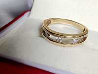 Złota obrączka pierścionek z diamentami