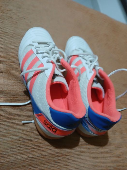 Chuteira da adidas branca e laranja