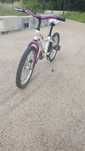 Uma bicicleta de menina
