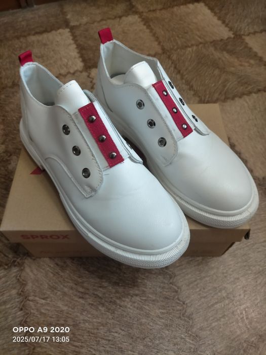 Женские белые лоферы