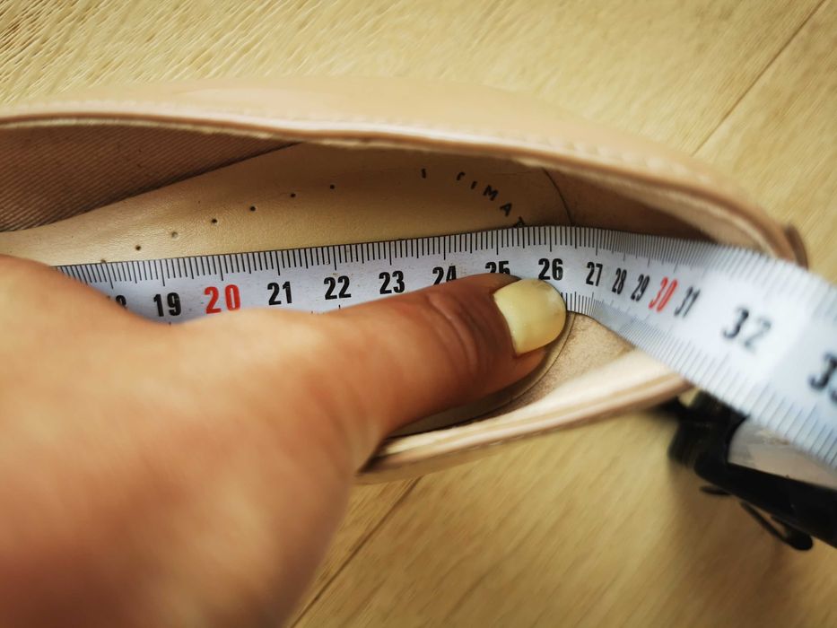 Czółenka lakierowane nude/beżowe Clarks, r.40