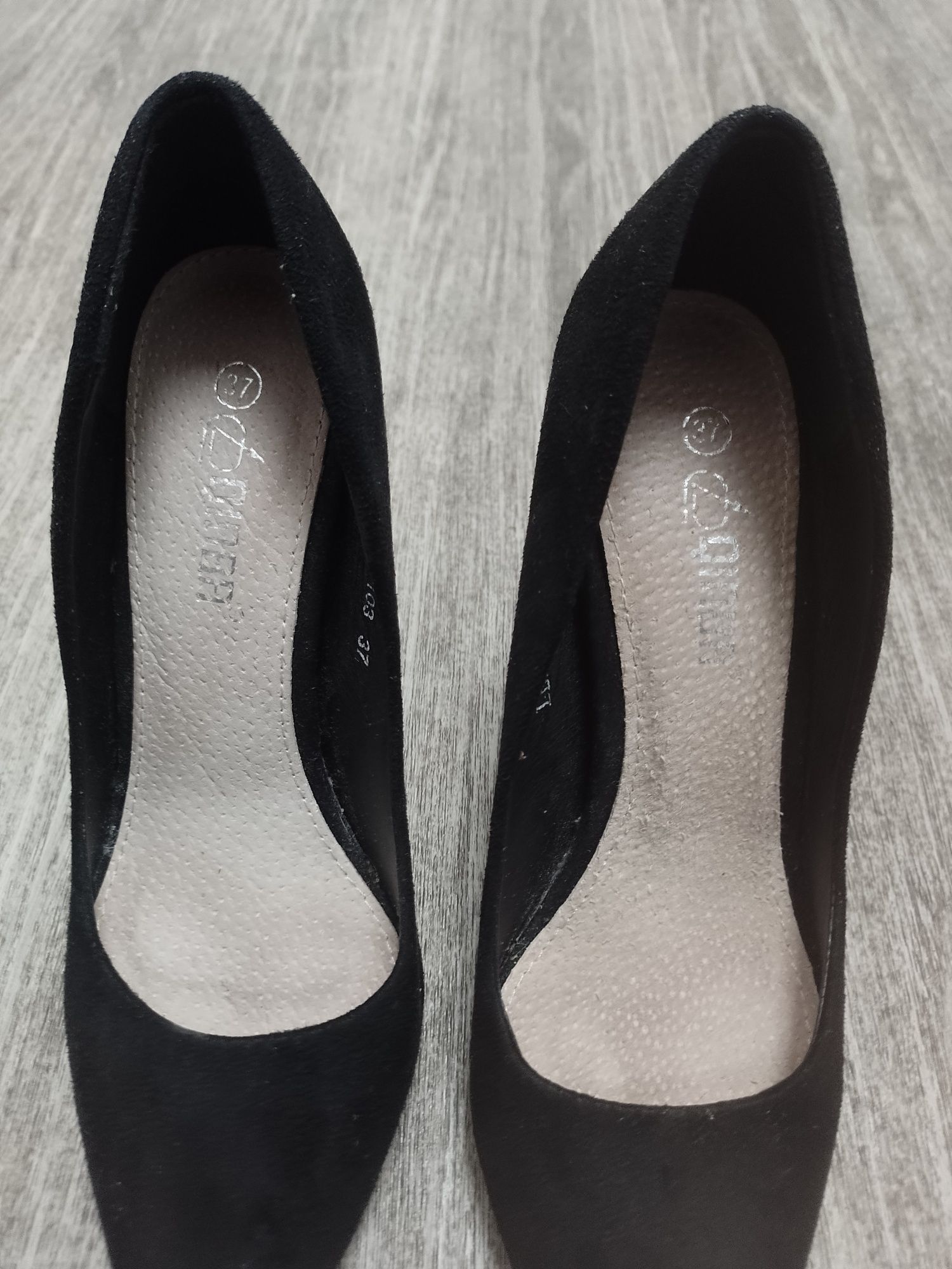 Sprzedam damskie buty rozmiar 37.