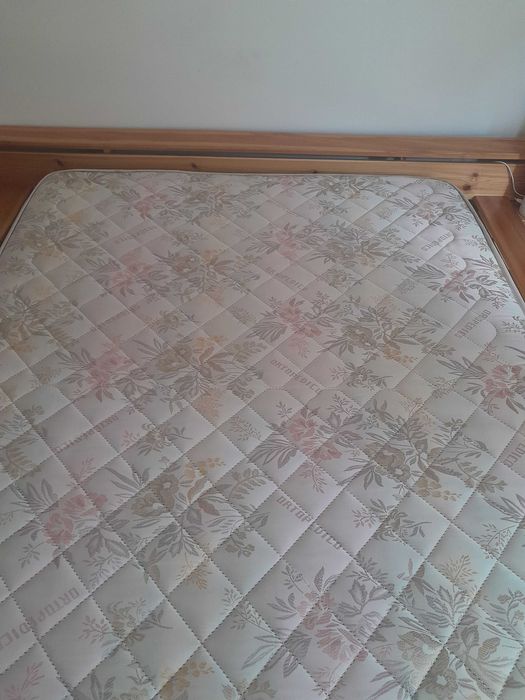 Cama colchao ortopédico e alguns acessórios