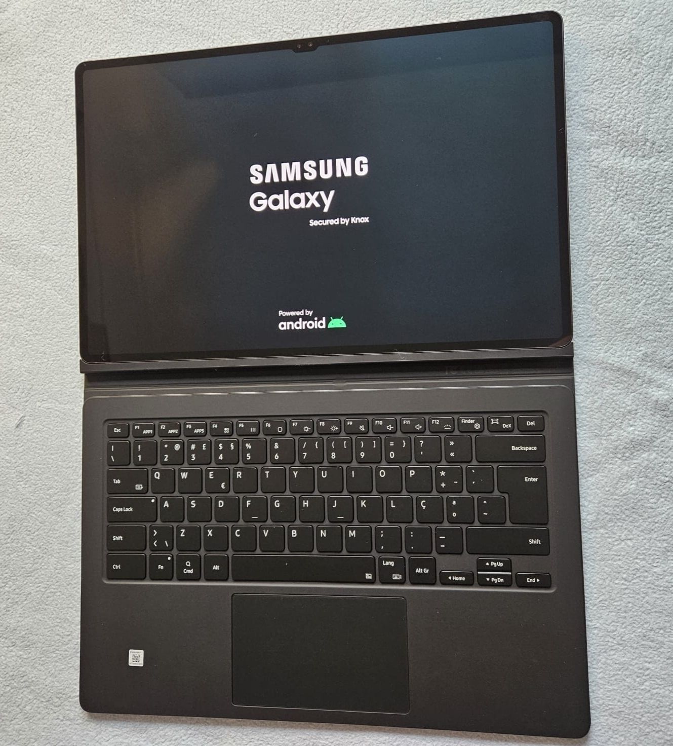 Samsung Galaxy Tab S8 Ultra com capa teclado e pen