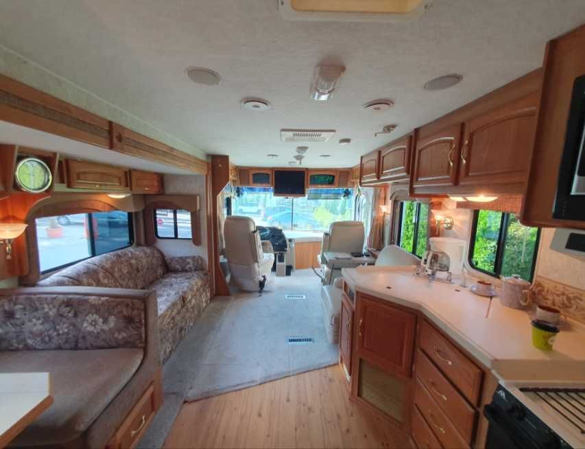 Kamper (RV)  Freightliner Cruise Air z 2006 roku