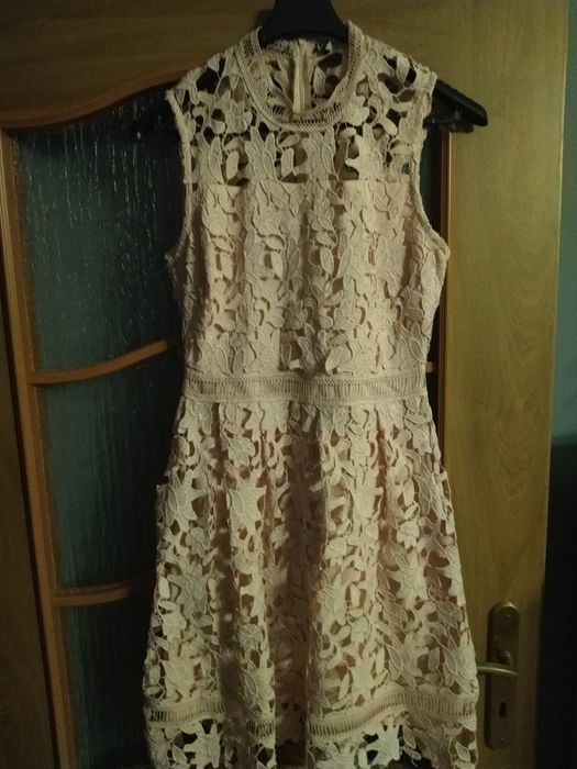 Piękna koronkowa sukienka