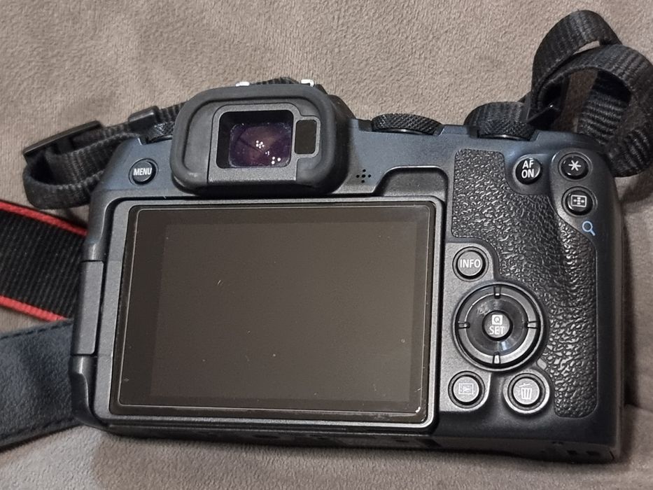 Canon EOS RP з адаптером EF-EOS R, обєктивом-заглушкою.