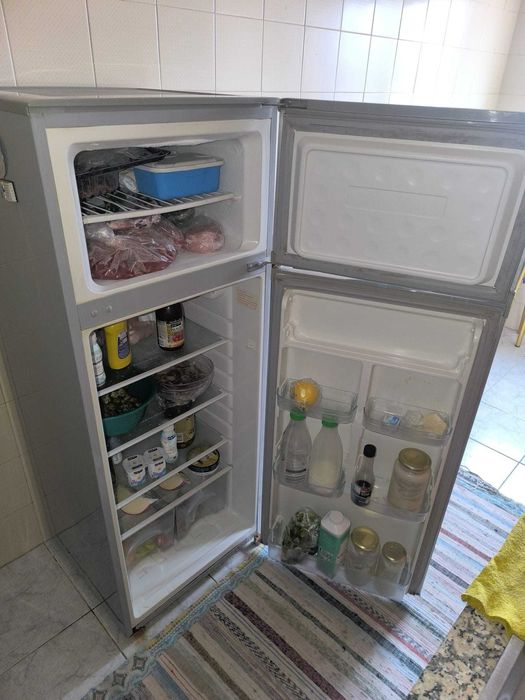 Geladeira em pleno estado de funcionamento