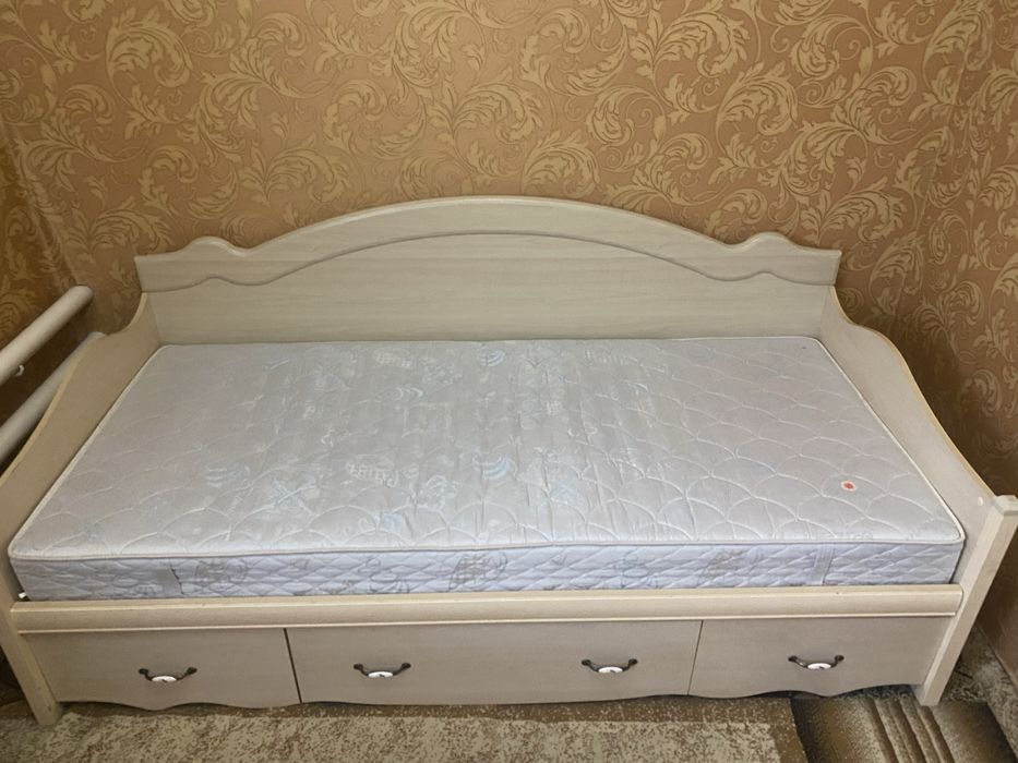 Меблевий комплект: ліжко з матрацом, шафа, полички та робочий стіл.