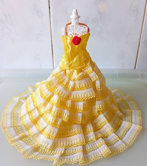 Vestidos de bonecas clone de Barbie.