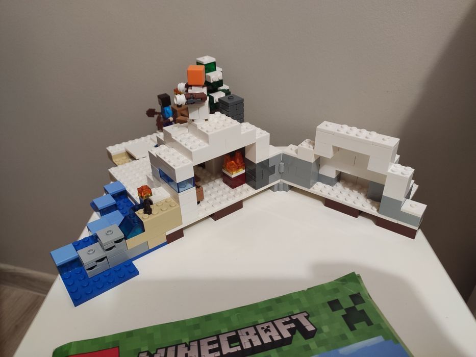 Klocki LEGO Minecraft 21120 Śnieżna kryjówka kompletne