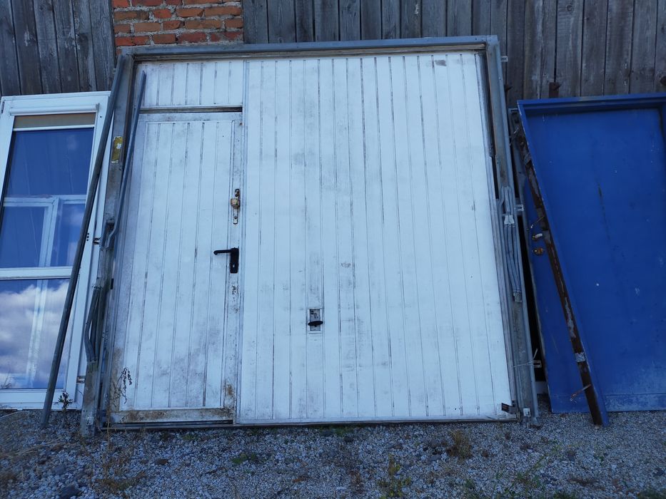 Wrota garażowe z drzwiami