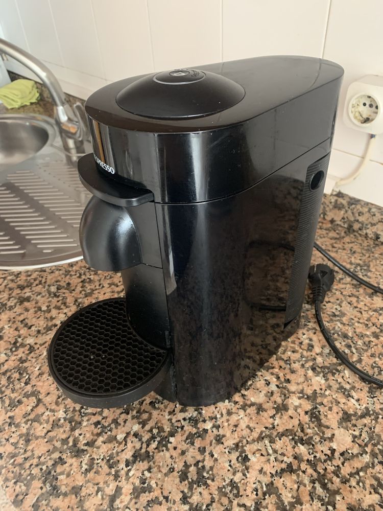 Máquina de café nespresso Delonghi vertuo plus