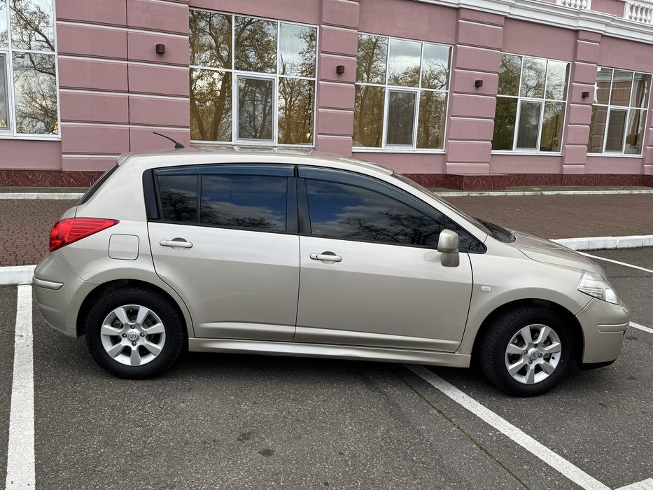 продам Nissan Tiida  2011 года 1.6 бензин