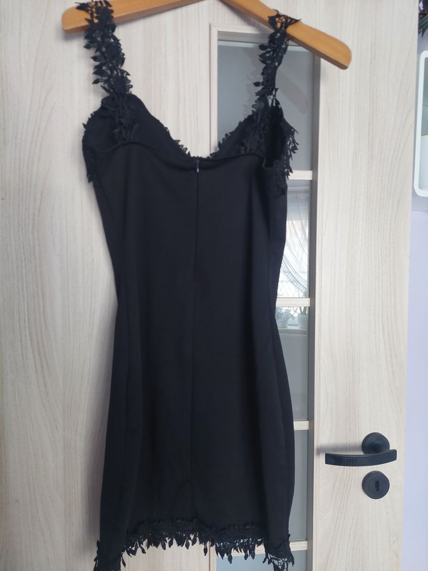 Czarna sukienka na ramionczkach