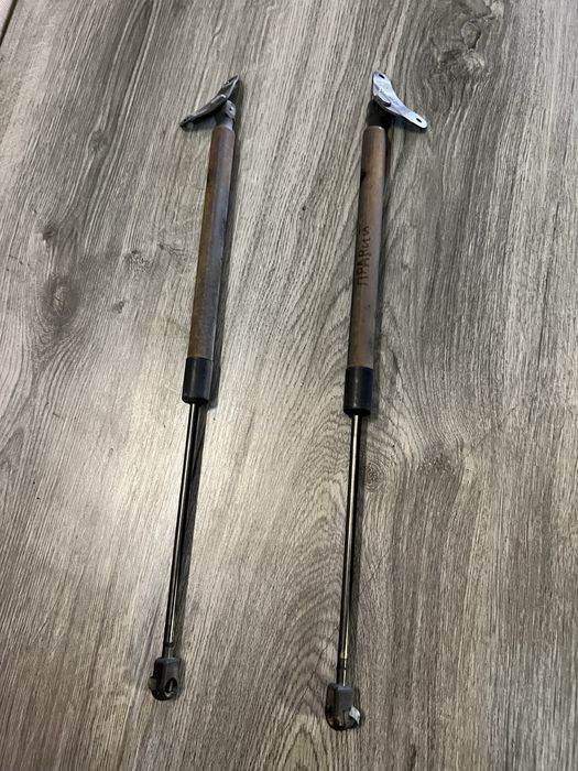 Продам амортизатори кришки багажника на Тігуан 2013-2016 р