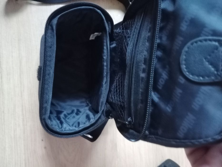 Máquina fotográfica Nikon em bom estado.