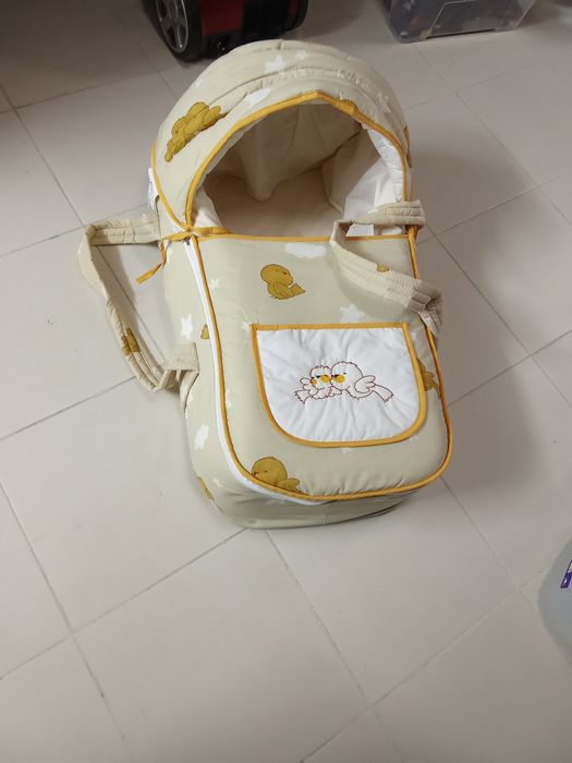 Cama bebé como nova muito útil para transportar o bebê castanho e beje