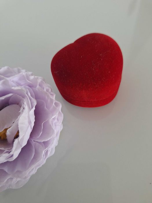 Pudełko pudełeczko szkatułka na pierścionek biżuterię zaręczynowy